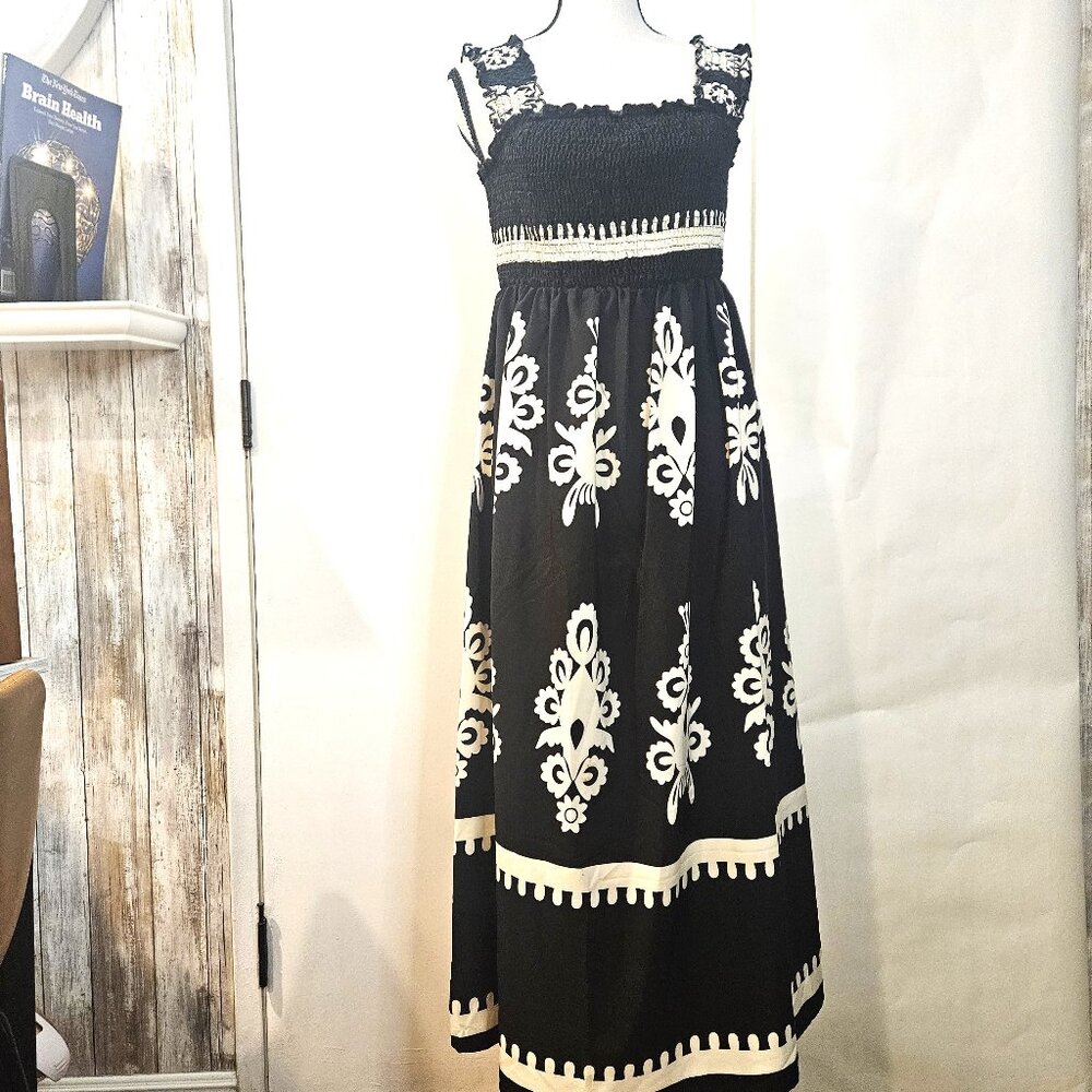 Boho Med Black & White High-Waisted A-line Sillouette Pull-Over Maxi Dress